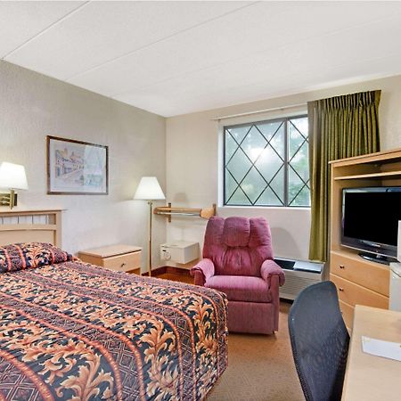 Super 8 By Wyndham Stamford/New York City Area Exterior foto