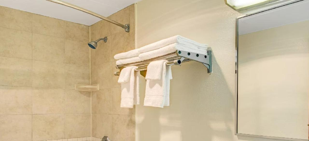 Super 8 By Wyndham Stamford/New York City Area Exterior foto